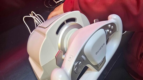 GameSir Turbo Drive har en fläkt som blåser luft i ansiktet på dig i förhållande till din hastighet i ett racingspel. (Bildkälla: r/kemkuro)