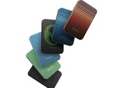Pitaka Aramid Fiber magnetisk powerbank finns i Aramid Fiber-behandlad moonrise, svart, solnedgång, alien, skogsgrön och havsblå färgställningar (Bildkälla: Pitaka)