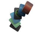 Pitaka Aramid Fiber magnetisk powerbank finns i Aramid Fiber-behandlad moonrise, svart, solnedgång, alien, skogsgrön och havsblå färgställningar (Bildkälla: Pitaka)