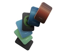 Pitaka Aramid Fiber magnetisk powerbank finns i Aramid Fiber-behandlad moonrise, svart, solnedgång, alien, skogsgrön och havsblå färgställningar (Bildkälla: Pitaka)