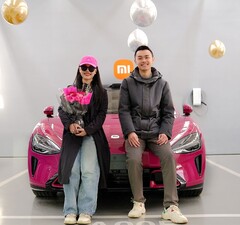 Detta unga par fick den 200 000: e Xiaomi SU7 och valde det speciella röda färgalternativet (Bildkälla: Xiaomi)