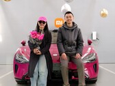 Detta unga par fick den 200 000: e Xiaomi SU7 och valde det speciella röda färgalternativet (Bildkälla: Xiaomi)