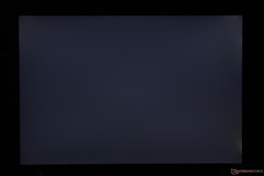 Lätt till måttlig ojämn bakgrundsbelysning som blöder ut längs hörnen