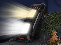 WP58 Pro är en robust smartphone med två ficklampor (Bildkälla: Oukitel)