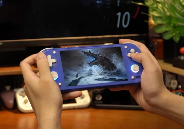 Anbernic RG 55G1 är en handhållen Android-spelkonsol med en design som liknar Nintendo Switch.