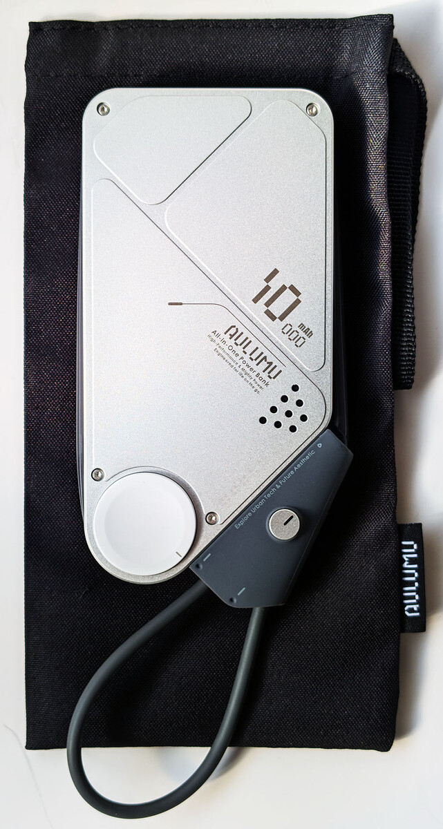 M10-powerbank och förvaringsfodral.