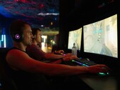 Det sägs att spel vid 480 Hz ger en betydande fördel jämfört med 60 Hz. På bilden syns spelare framför sina skärmar.