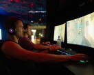 Det sägs att spel vid 480 Hz ger en betydande fördel jämfört med 60 Hz. På bilden syns spelare framför sina skärmar.