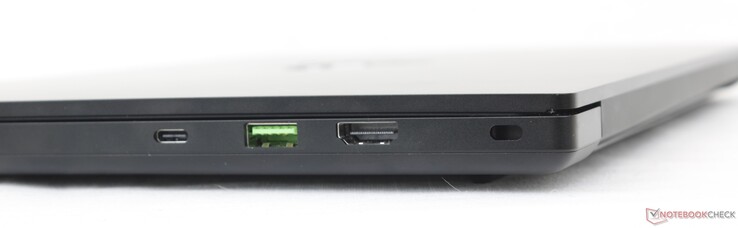 Höger: USB-C 3.2 Gen. 2 m/ USB4 + DisplayPort 1.4 + Power Delivery, USB-A 3.2 Gen. 2, HDMI 2.1, Kensingtonlås