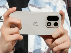 Påstådd OnePlus 15 presenterad av en esportsliga. (Bildkälla: Weibo, redigerad och AI uppskalad för mer tydlighet)