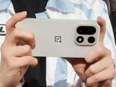 En esportspelare håller i vad som verkar vara den kommande OnePlus 15. (Bildkälla: Weibo; lätt redigerad och AI uppskalad för tydlighetens skull av Huzefa Baloch / Notebookcheck)