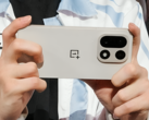 Påstådd OnePlus 15 presenterad av en esportsliga. (Bildkälla: Weibo, redigerad och AI uppskalad för mer tydlighet)