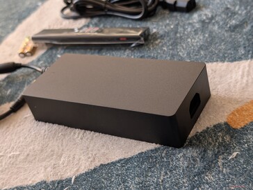 AC-adaptern är ganska skrymmande i förhållande till den lilla 4K-projektorn
