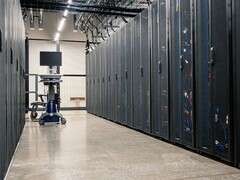 Gången mellan serverrack i ett datacenter