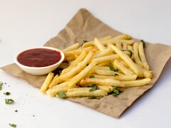 En portion pommes frites och en skål med sås (Bildkälla: Pixzolo Photography via Unsplash; beskuren)