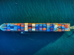 En flygbild av ett containerfartyg (Bildkälla: Venti Views via Unsplash; beskuren)
