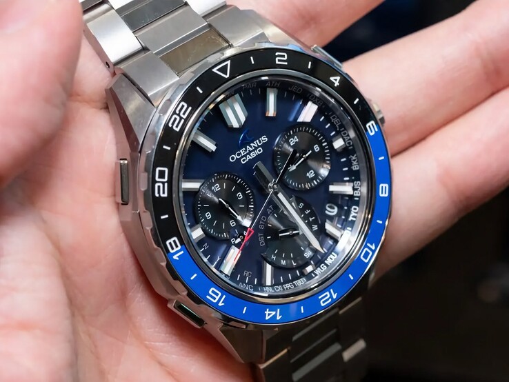 Närbild på Casio Oceanus OCW-P3000 med blå urtavla som visar stadskoder, hjälpurtavlor, självlysande timmarkeringar och breda visare.