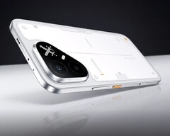 Pova 8 Pro i färgvarianten arc white