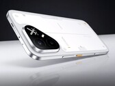 Pova 8 Pro i färgvarianten arc white