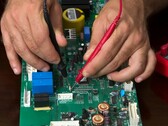 Tekniker som testar elektronisk hårdvara, liknande den process som används för PQShields kryptografichip för postkvantum (Bildkälla: Pexels)