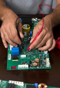 Tekniker som testar elektronisk hårdvara, liknande den process som används för PQShields kryptografichip för postkvantum (Bildkälla: Pexels)
