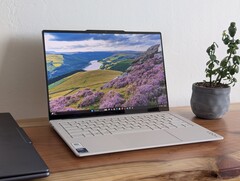 Den superlätta designen uppvägs av högljudda fläktar, varmare kärntemperaturer och mer begränsade möjligheter till SSD-uppgradering