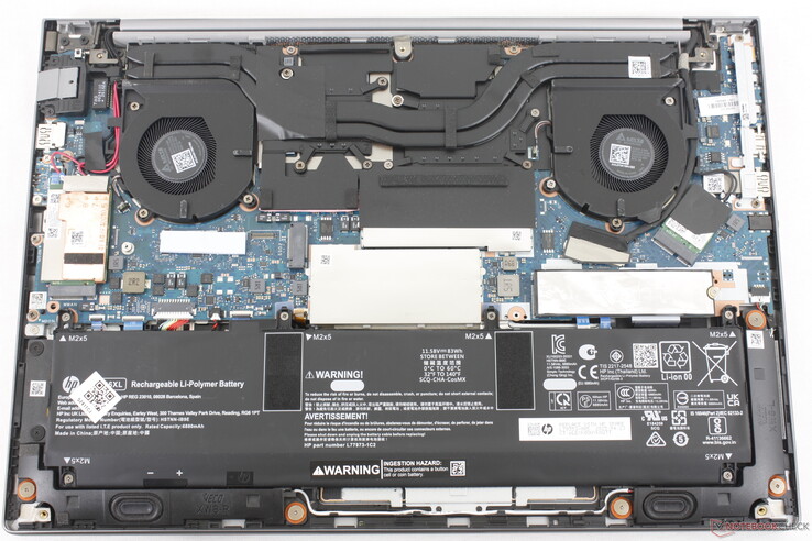 Modellen har två DDR5 SODIMM-platser och två M.2 PCIe4 x4 2280 SSD-platser