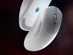 Corsair Sabre V2 Pro Ultralight trådlös spelmus i vitt med medföljande grepptejp.