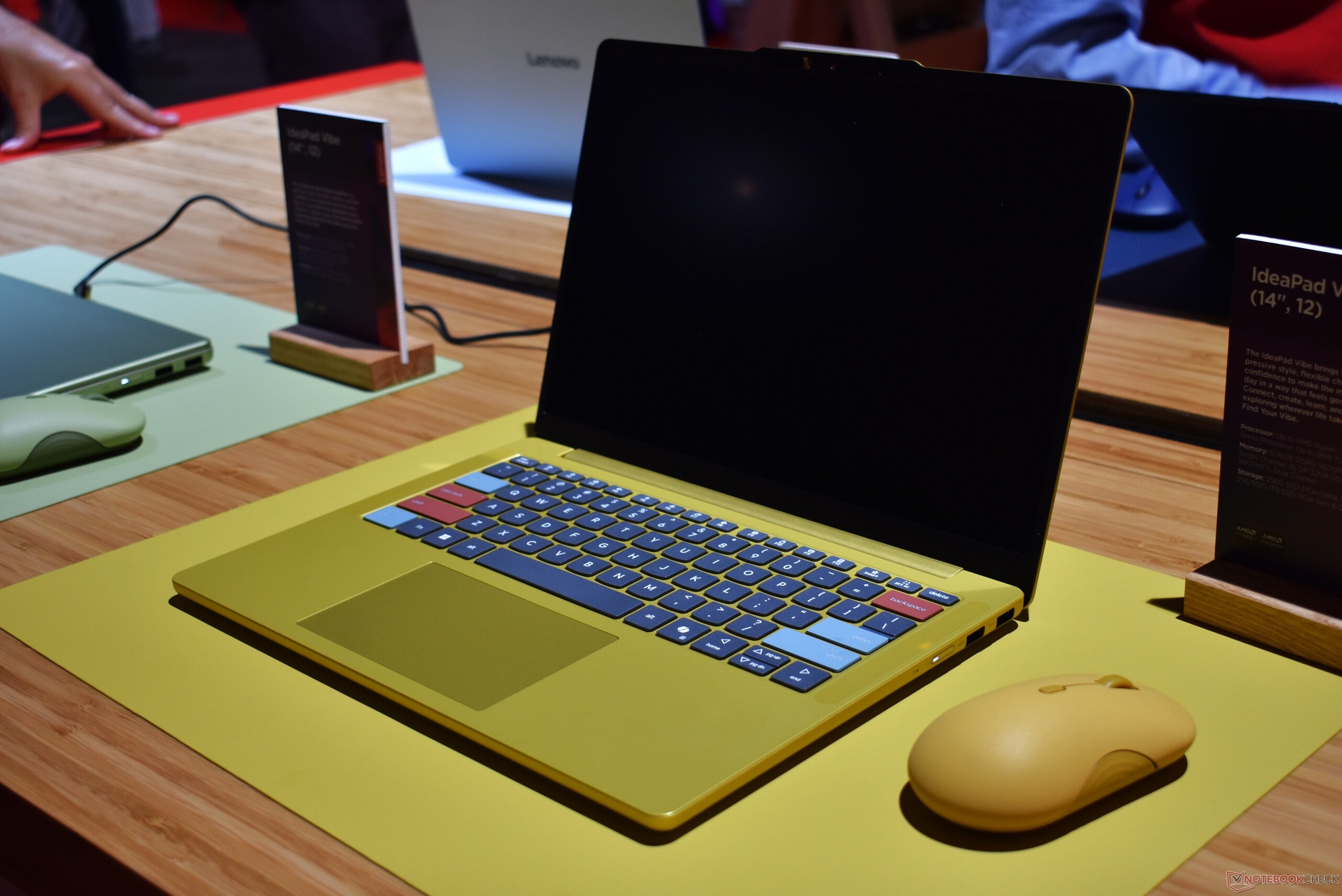 Lenovo IdeaPad Vibe 14 i färgen ”Spicy Gold” med anpassade tangentknappar.
