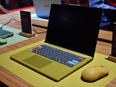 Lenovo IdeaPad Vibe 14 i färgen ”Spicy Gold” med anpassade tangentknappar.