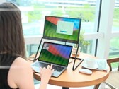 LiftVue kan placeras ovanför en bärbar dators skärm med hjälp av ett smart stativ.