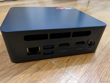 Bakåt: Gigabit RJ-45, 2x USB-A, 2x HDMI (4k60), AC-adapter