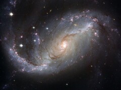 En bild som visar galaxen NGC 1672 och stjärnor i universum. (Bildkälla: WikiImages - Pixabay)