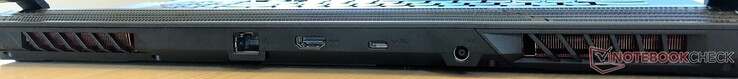 Baksidan: Ventilation, Gigabit Ethernet, HDMI 2.0b, USB 3.1 (Gen 2) Typ C, Nätadapter, Ventilation