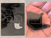 Notebookcheck-logotyp på akryl (vänster) med diodlaser och utskärning (höger) med fiberlaser.