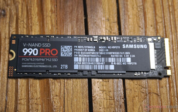 På framsidan syns kontrollern, DDR4 RAM och V-NAND under klistermärket.