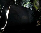 Den mörkare bilden visar laddningsstationen för 8BitDo Pro 3 Tomb Raider-utgåvan.