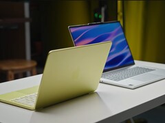 Apple MacBook Neo väger 2,7 lbs. (1,23 kg) medan Lenovo IdeaPad Slim 5x väger 3,3 lbs. (1,48 kg).