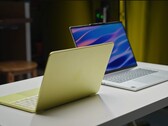 Apple MacBook Neo väger 2,7 lbs. (1,23 kg) medan Lenovo IdeaPad Slim 5x väger 3,3 lbs. (1,48 kg).
