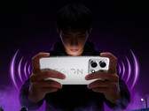 Legion Y70 2026 kommer att släppas i Kina den 19 maj. På bilden: en kampanjbild som visar telefonens vita färgalternativ.