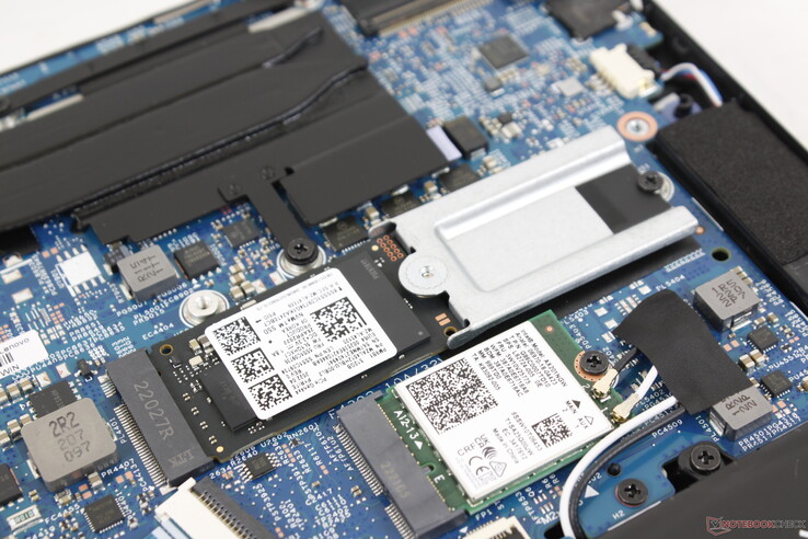 Systemet kan endast stödja en M.2 SSD med en längd på upp till 80 mm. PCIe4-enheter stöds