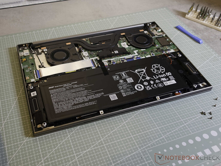 Två fläktar och värmeledningsrör inuti Acer Swift 16