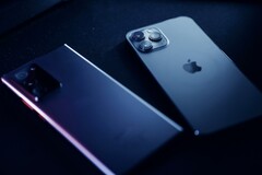 Nästan varannan smartphone som säljs kommer från Apple eller Samsung.