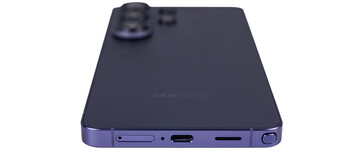 Botten: SIM-kort, mikrofon, USB, högtalare