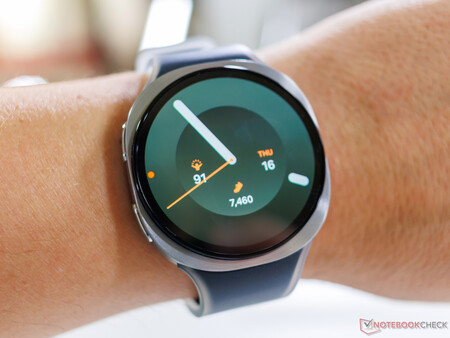Samsung Galaxy Watch 9 44 mm i handen