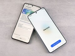Två Samsung Galaxy-smartphones som visar en skärm för programuppdatering