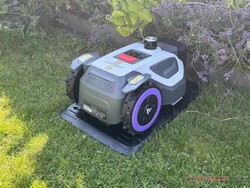 Anthbot M9 Pro vid sin laddningsstation.