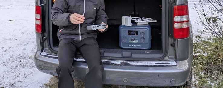 Ladda drönarbatterier när du är på språng