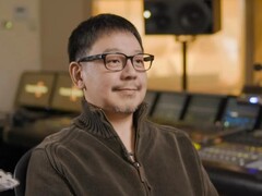 Hitoshi Sakimoto vid sitt mixerbord på Basiscape, studion som han grundade 2002.