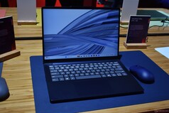 Lenovo IdeaPad Vibe 14 i färgen Moody Blue.